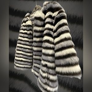 Luxurious short fur coat from the Pink. Faux fur, with 3/4 sleeves.